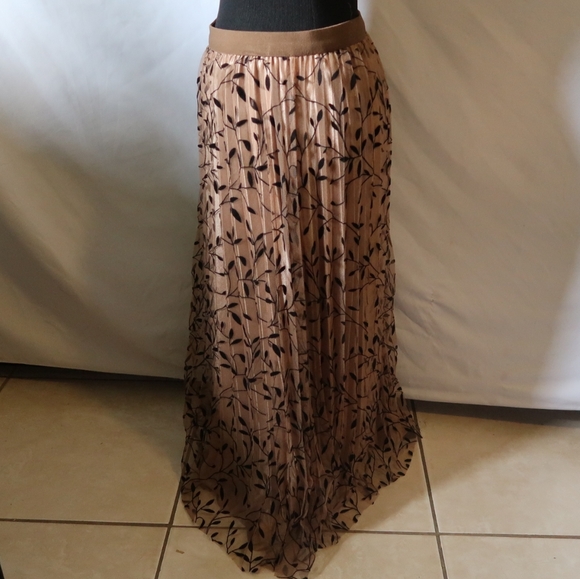Pleated Skirt - Picture 8 of 10
